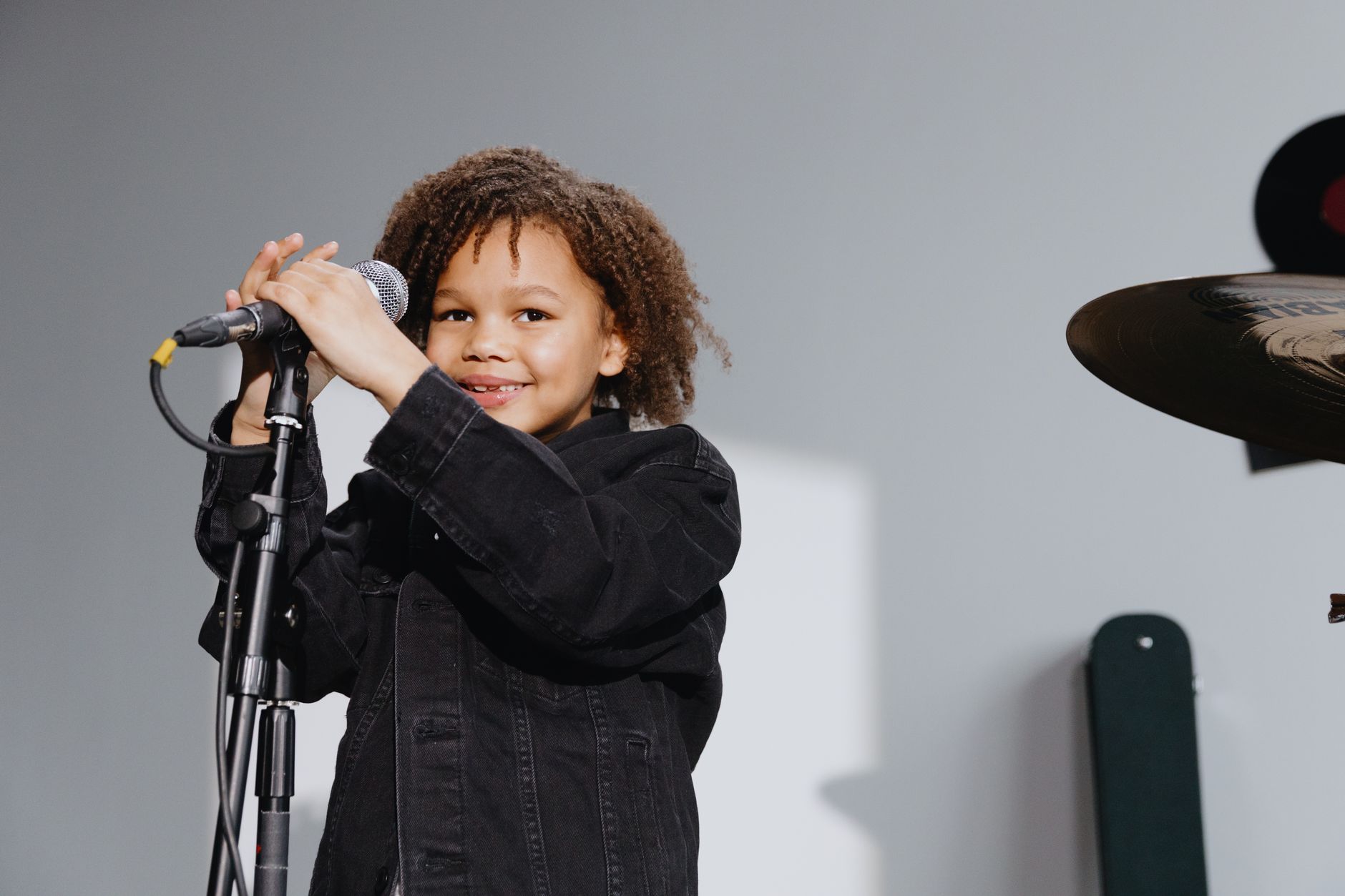 jeune chanteur micro