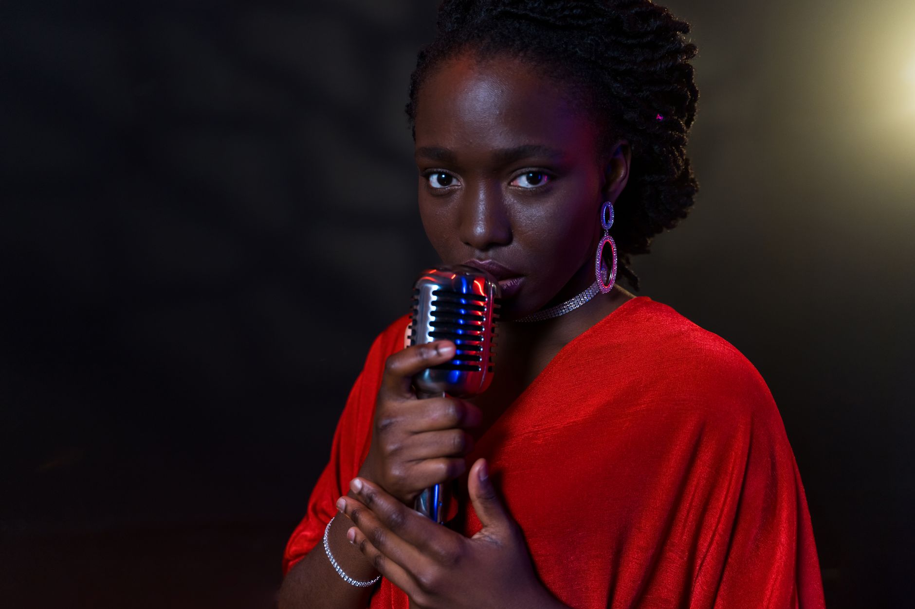 chanteuse micro scène concert