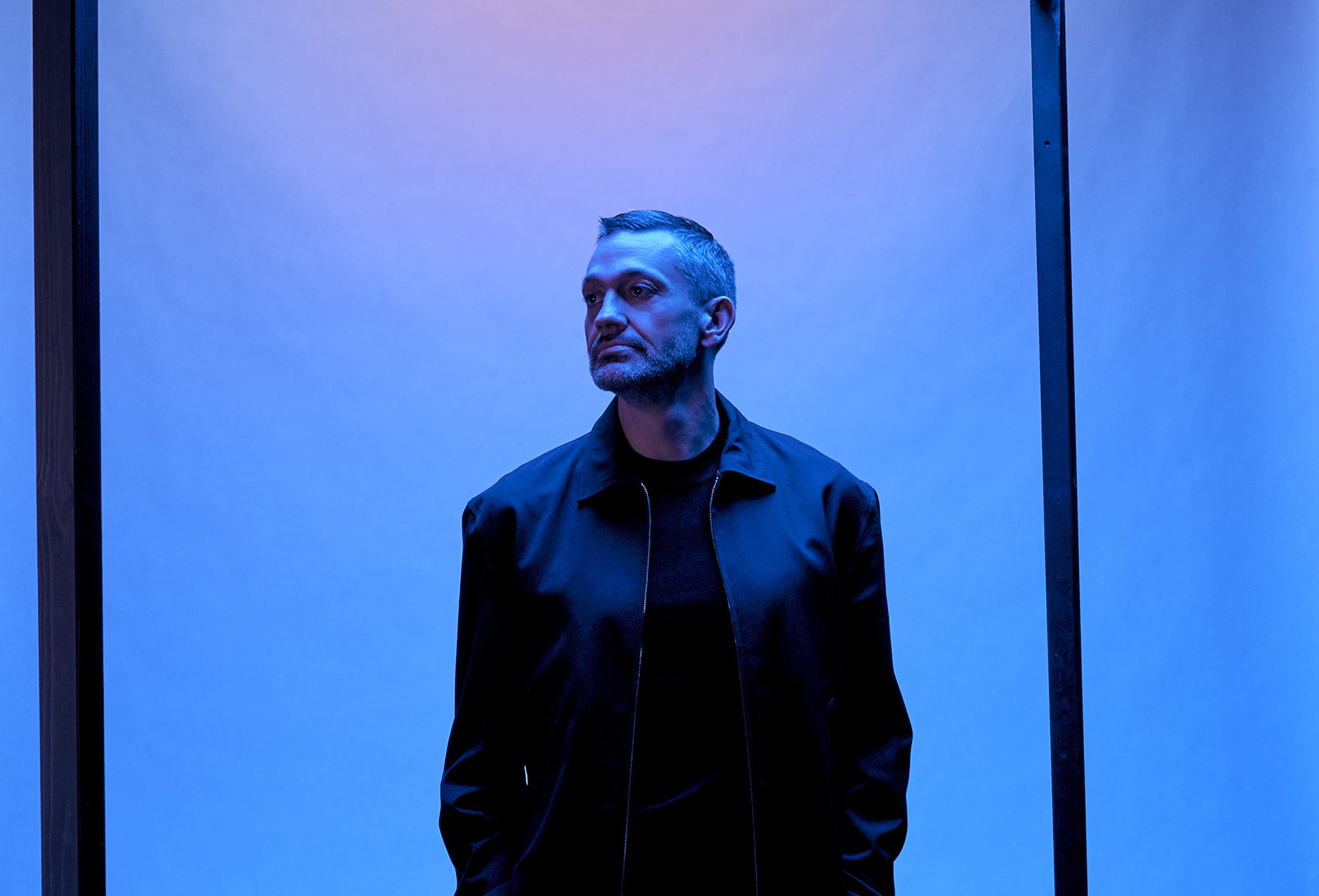 Disque vinyle et pochette d'un EP posés côte à côte