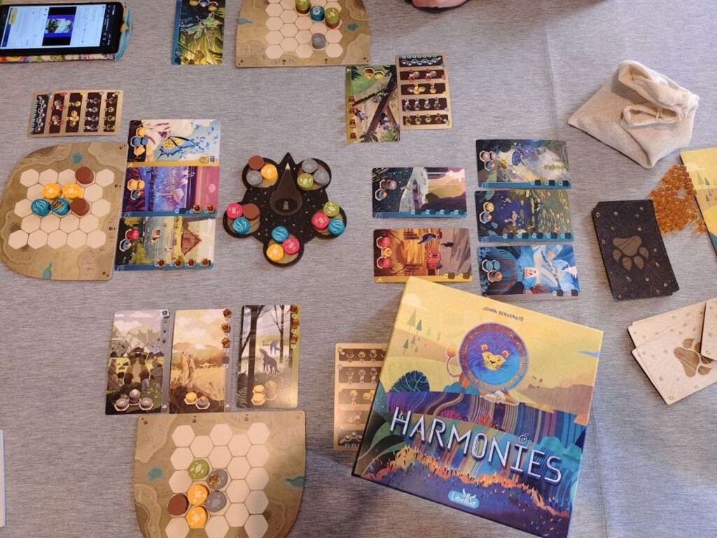 Plateau du jeu Harmonies avec paysages miniatures et cartes Animal