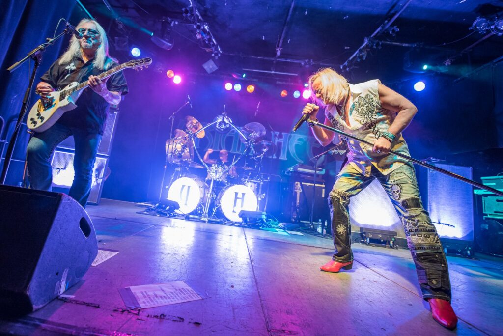 Le groupe Uriah Heep sur scène, avec le guitariste Mick Box au premier plan