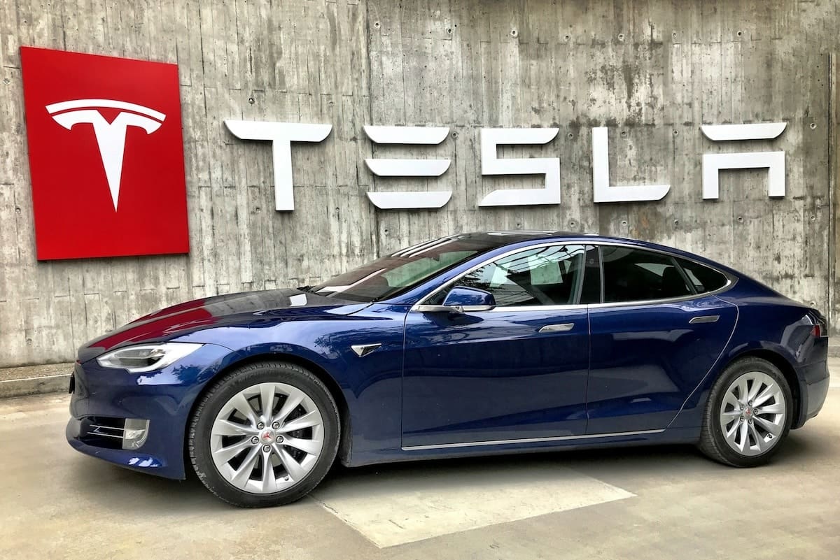 tesla connaît un recul en europe tandis que les constructeurs chinois enregistrent une hausse de leurs ventes sur le marché automobile européen.